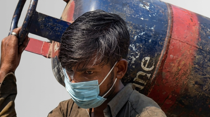 व्यावसायिक एलपीजी सिलिंडरच्या दरात १९५.५० रुपयांची वाढ; घरगुती सिलिंडरचे दर स्थिर